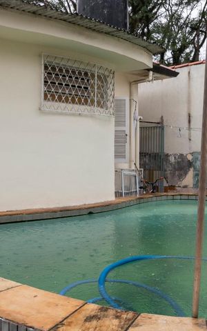 Casa à venda com 430m², 3 quartos e 8 vagas Casa à venda com 430m², 3 quartos e 8 vagasPiscina