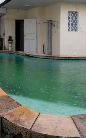 Casa à venda com 430m², 3 quartos e 8 vagas Casa à venda com 430m², 3 quartos e 8 vagasPiscina