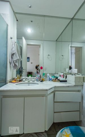 Apartamento à venda com 250m², 3 quartos e 3 vagas Apartamento à venda com 250m², 3 quartos e 3 vagasBanheiro da Suíte 2
