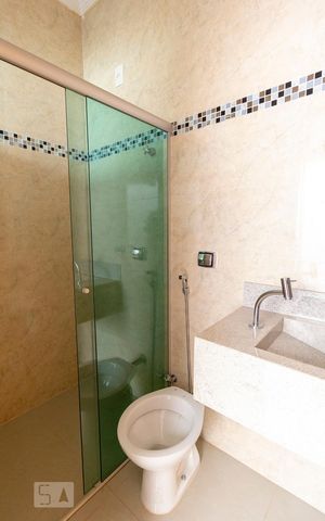 Casa para alugar com 470m², 4 quartos e 4 vagas Casa para alugar com 470m², 4 quartos e 4 vagasBanheiro de Serviço