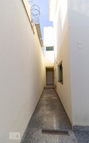 Casa para alugar com 470m², 4 quartos e 4 vagas Casa para alugar com 470m², 4 quartos e 4 vagasCorredor