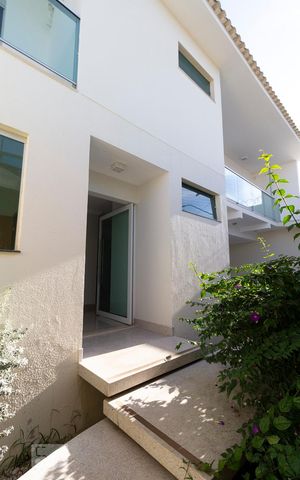 Casa para alugar com 470m², 4 quartos e 4 vagas Casa para alugar com 470m², 4 quartos e 4 vagasFachada