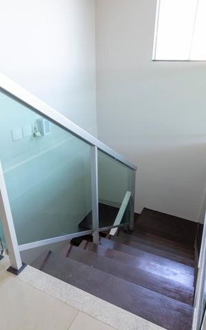Casa para alugar com 470m², 4 quartos e 4 vagas Casa para alugar com 470m², 4 quartos e 4 vagasEscadas
