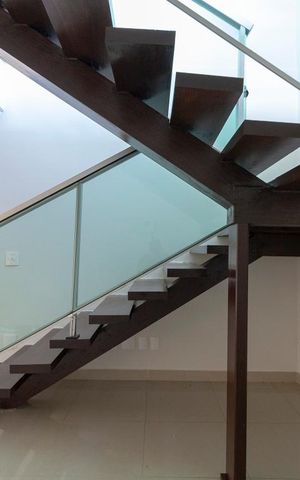 Casa para alugar com 470m², 4 quartos e 4 vagas Casa para alugar com 470m², 4 quartos e 4 vagasEscadas