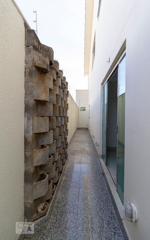 Casa para alugar com 470m², 4 quartos e 4 vagas Casa para alugar com 470m², 4 quartos e 4 vagasCorredor lateral