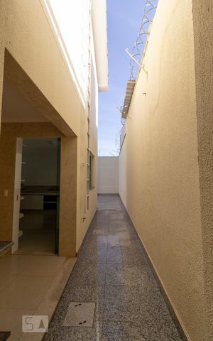 Casa para alugar com 470m², 4 quartos e 4 vagas Casa para alugar com 470m², 4 quartos e 4 vagasCorredor