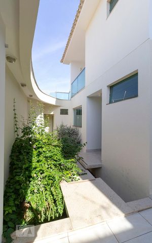 Casa para alugar com 470m², 4 quartos e 4 vagas Casa para alugar com 470m², 4 quartos e 4 vagasFachada