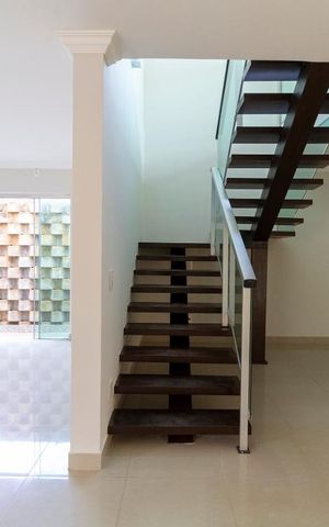 Casa para alugar com 470m², 4 quartos e 4 vagas Casa para alugar com 470m², 4 quartos e 4 vagasEscadas