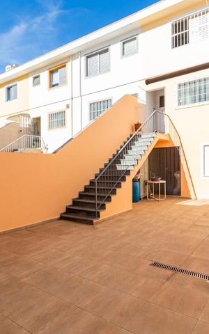 Casa à venda com 283m², 4 quartos e 3 vagasFundos