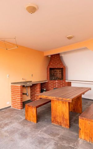 Casa à venda com 283m², 4 quartos e 3 vagasFundos - Churrasqueira