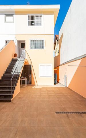 Casa à venda com 283m², 4 quartos e 3 vagasFundos