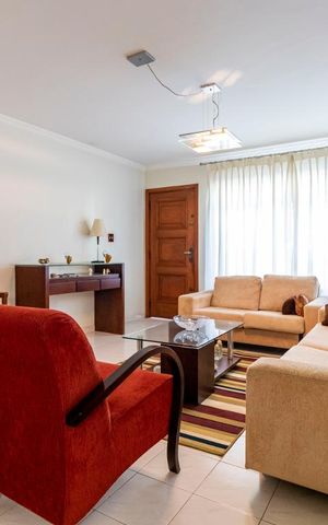 Casa à venda com 283m², 4 quartos e 3 vagas1o. Andar - Sala