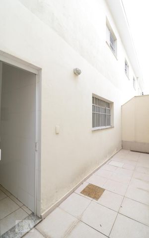 Casa de condomínio à venda com 105m², 3 quartos e 2 vagasLateral da casa