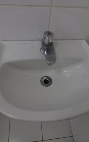 Casa de condomínio à venda com 105m², 3 quartos e 2 vagasBanheiro da Suíte 1 - pia