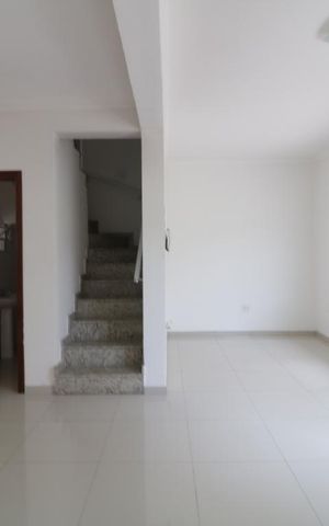 Casa de condomínio à venda com 105m², 3 quartos e 2 vagasSala