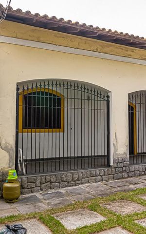 Casa à venda com 600m², 3 quartos e 4 vagas Casa à venda com 600m², 3 quartos e 4 vagasFachada