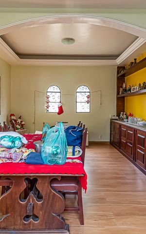 Casa à venda com 600m², 3 quartos e 4 vagas Casa à venda com 600m², 3 quartos e 4 vagasSala 1