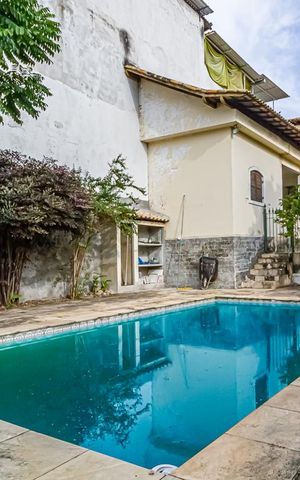 Casa à venda com 600m², 3 quartos e 4 vagas Casa à venda com 600m², 3 quartos e 4 vagasPiscina