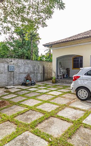 Casa à venda com 600m², 3 quartos e 4 vagas Casa à venda com 600m², 3 quartos e 4 vagasFachada e Garagem