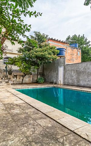 Casa à venda com 600m², 3 quartos e 4 vagas Casa à venda com 600m², 3 quartos e 4 vagasPiscina