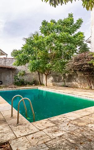 Casa à venda com 600m², 3 quartos e 4 vagas Casa à venda com 600m², 3 quartos e 4 vagasPiscina