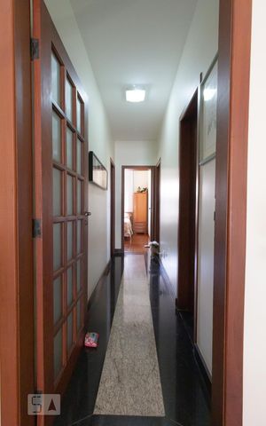 Casa à venda com 300m², 4 quartos e 2 vagas Casa à venda com 300m², 4 quartos e 2 vagasCorredor