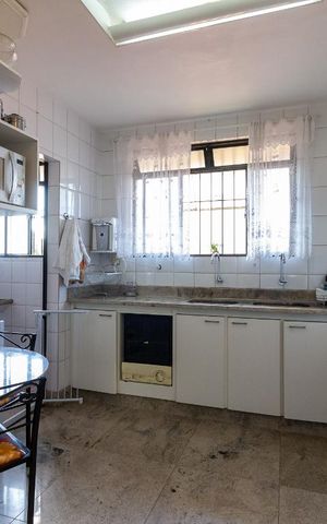 Casa à venda com 300m², 4 quartos e 2 vagas Casa à venda com 300m², 4 quartos e 2 vagasCozinha