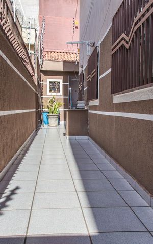 Casa à venda com 315m², 3 quartos e 5 vagas Casa à venda com 315m², 3 quartos e 5 vagasCorredor lateral