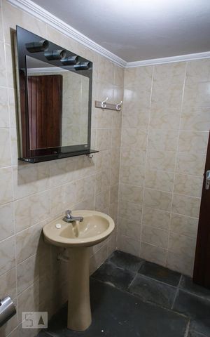 Casa à venda com 315m², 3 quartos e 5 vagas Casa à venda com 315m², 3 quartos e 5 vagasBanheiro da garagem
