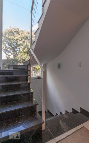 Casa à venda com 220m², 3 quartos e 3 vagas Casa à venda com 220m², 3 quartos e 3 vagasEscadas