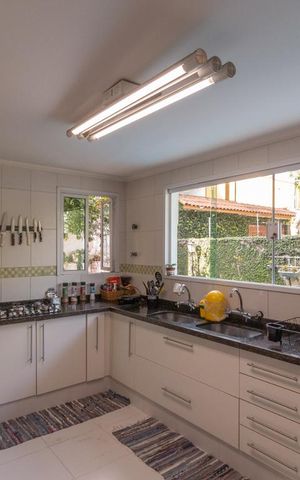 Casa à venda com 220m², 3 quartos e 3 vagas Casa à venda com 220m², 3 quartos e 3 vagasCozinha