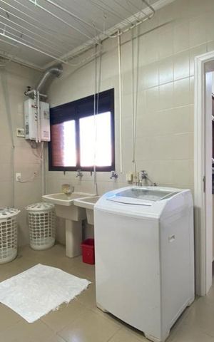 Apartamento à venda com 212m², 3 quartos e 3 vagas Apartamento à venda com 212m², 3 quartos e 3 vagasÁrea de Serviço