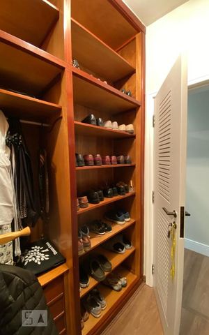Apartamento à venda com 212m², 3 quartos e 3 vagas Apartamento à venda com 212m², 3 quartos e 3 vagasCloset da suíte 1