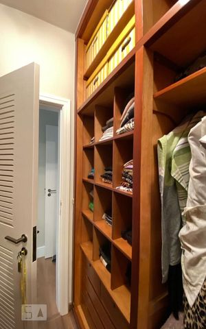 Apartamento à venda com 212m², 3 quartos e 3 vagas Apartamento à venda com 212m², 3 quartos e 3 vagasCloset da suíte 1
