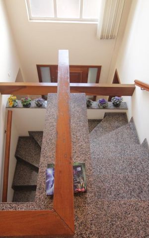 Casa à venda com 205m², 4 quartos e 3 vagasEscadas