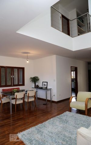 Casa à venda com 385m², 4 quartos e 6 vagasSala