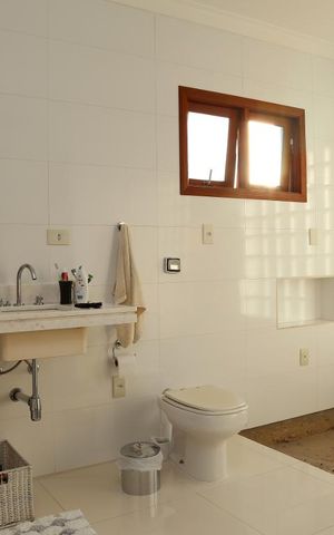 Casa à venda com 385m², 4 quartos e 6 vagasBanheiro da Suíte 1