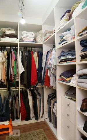 Casa à venda com 385m², 4 quartos e 6 vagasCloset da suíte 1