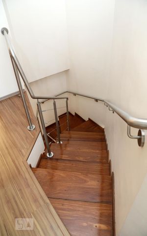 Casa à venda com 385m², 4 quartos e 6 vagasEscada