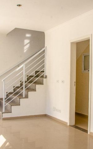 Casa à venda com 105m², 2 quartos e 2 vagas Casa à venda com 105m², 2 quartos e 2 vagasSala