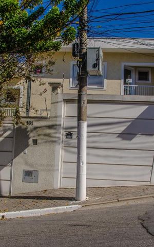 Casa à venda com 105m², 2 quartos e 2 vagas Casa à venda com 105m², 2 quartos e 2 vagasFachada