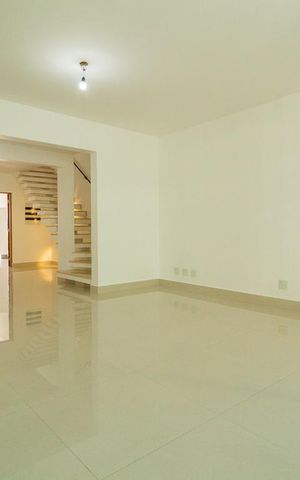 Casa à venda com 250m², 3 quartos e 5 vagas Casa à venda com 250m², 3 quartos e 5 vagasSala