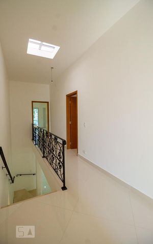 Casa à venda com 250m², 3 quartos e 5 vagas Casa à venda com 250m², 3 quartos e 5 vagasEscada