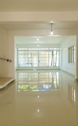 Casa à venda com 250m², 3 quartos e 5 vagas Casa à venda com 250m², 3 quartos e 5 vagasSala