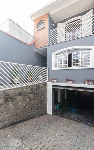 Casa à venda com 300m², 3 quartos e 5 vagas Casa à venda com 300m², 3 quartos e 5 vagasFachada