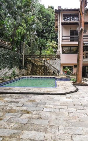 Casa à venda com 450m², 5 quartos e 4 vagas Casa à venda com 450m², 5 quartos e 4 vagasFachada