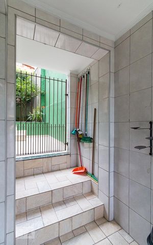 Casa à venda com 205m², 3 quartos e 3 vagasCorredor lateral externo