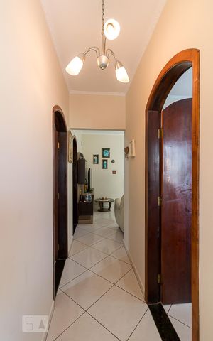 Casa à venda com 205m², 3 quartos e 3 vagasCorredor