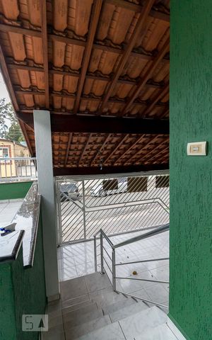 Casa à venda com 205m², 3 quartos e 3 vagasEscadas de acesso à casa