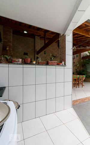 Casa à venda com 205m², 3 quartos e 3 vagasÁrea de serviço - fundos